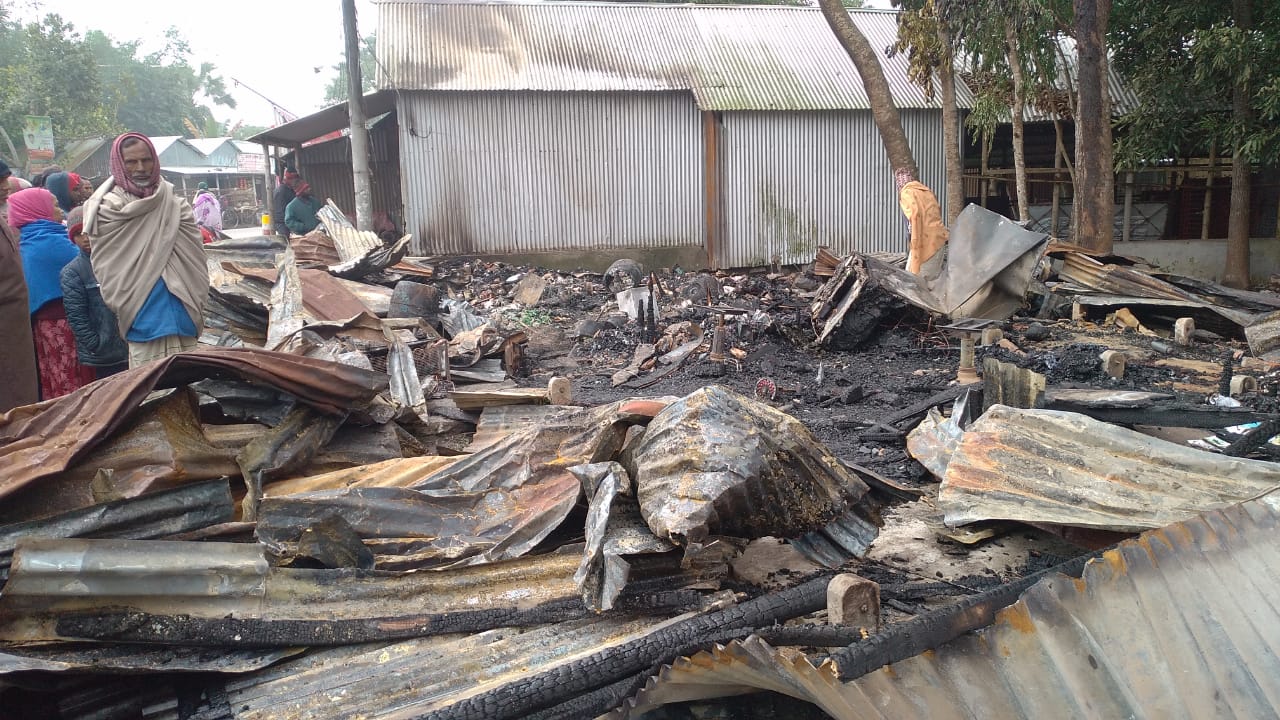 মুকসুদপুরে অগ্নিকাণ্ডে ৪ দোকান পুড়ে ২২ লাখ টাকার ক্ষতি