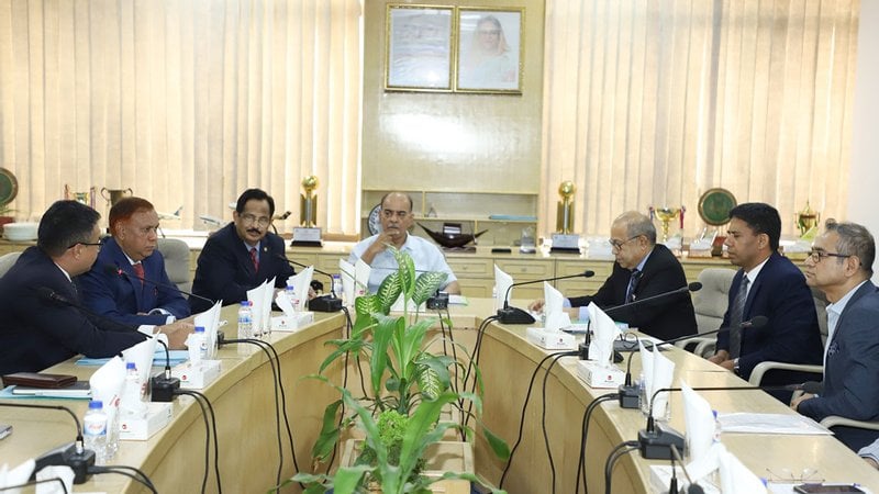 বিমানের পাইলট ঘাটতি পুরণে ব্যবস্থা গ্রহণের নির্দেশ দিলেন মন্ত্রী ফারুক খান