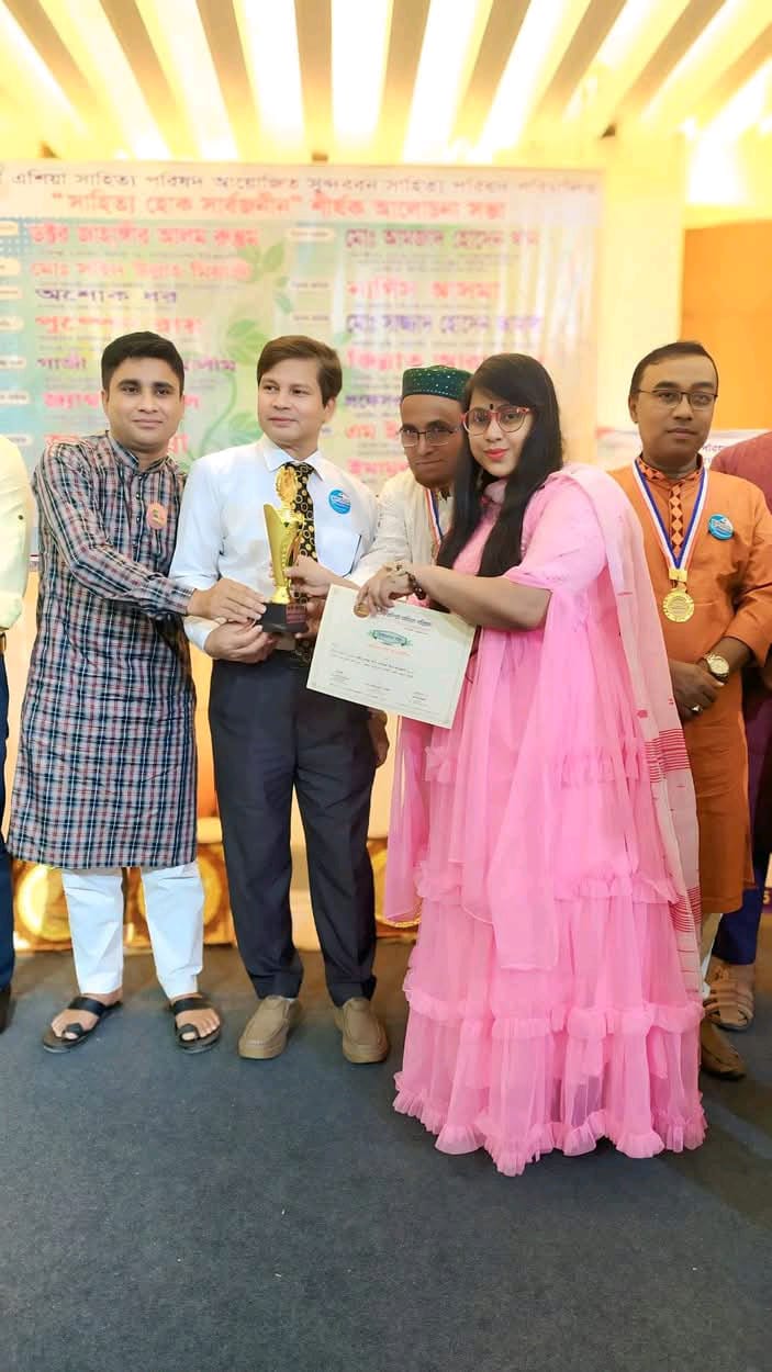 সাউথ এশিয়া গোল্ডেন সিনে স্টার এ্যাওয়ার্ড পেলেন তুলতুল