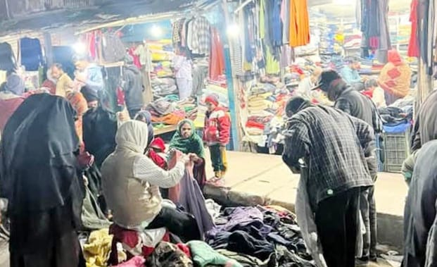 কুষ্টিয়াতে শীতের আগমন, ফুটপাতে গরম কাপড় কিনতে ক্রেতাদের ভিড়