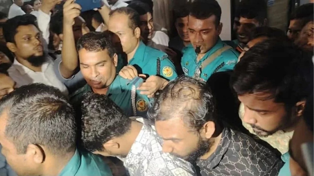 ‘চাঁদাবাজ চাঁদাবাজ’ স্লোগান শুনে মুখ লুকালেন বৈষম্যবিরোধীর ৪ ছাত্রনেতা