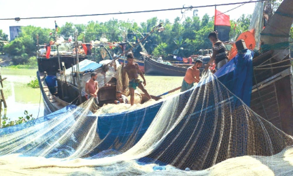 সাগরে নামতে প্রস্তুত শরণখোলার জেলেরা – দস্যু আতঙ্কে শঙ্কিত উপকূল