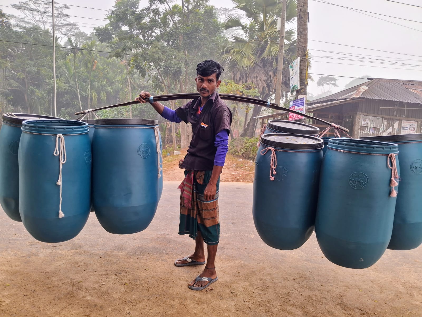সিজন বদলালে পথ বদলায়, বাংলাদেশ ঘুরে চালের ড্রাম বিক্রি