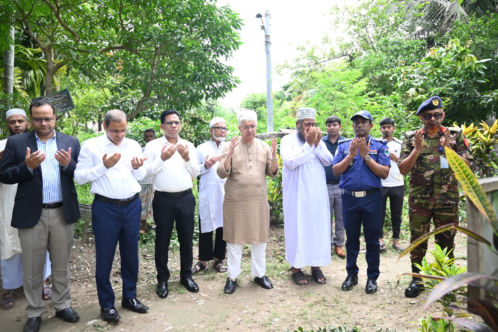 খুলনায় শহিদ শেখ মো: সাকিব রায়হানের কবর জিয়ারত করলেন উপদেষ্টা আদিলুর রহমান খান