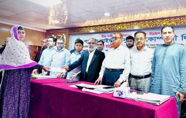 ময়মনসিংহে পপুলার লাইফ ইনস্যুরেন্সের বীমাদাবীর ৩ কোটি ১ লক্ষ টাকার চেক হস্তান্তর