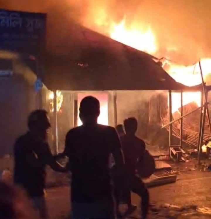 ফরিদপুরে কাদিরদী বাজারে অগ্নিকান্ডে ১৭টি দোকান পুড়ে ছাই