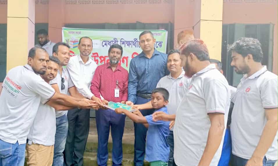 মুকসুদপুর রিপোর্টার্স ইউনিটির আয়োজনে মেধাবী শিক্ষার্থীদের মাঝে শিক্ষা উপকরণ বিতরণ