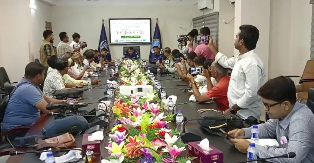 শারদীয় দুর্গোৎসব উপলক্ষে ফ‌রিদপু‌রে সাংবাদিকদের সঙ্গে জেলা পুলিশের মত বিনিময় সভা