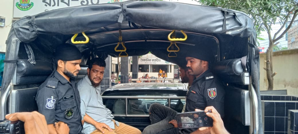 ফরিদপুরে পিস্তল ঠেকিয়ে ছিনতাই: সিসিটিভি ফুটেজে ভাইরাল ডন শরীফ সহযোগীসহ র‍্যাবের জালে