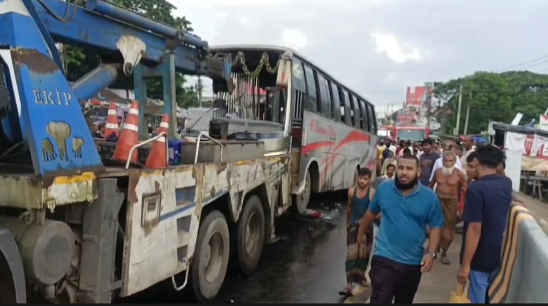 ফরিদপুরের কানাইপুরে দুই বাসের মুখোমুখি সংঘর্ষে নিহত ৩, আহত ১৫