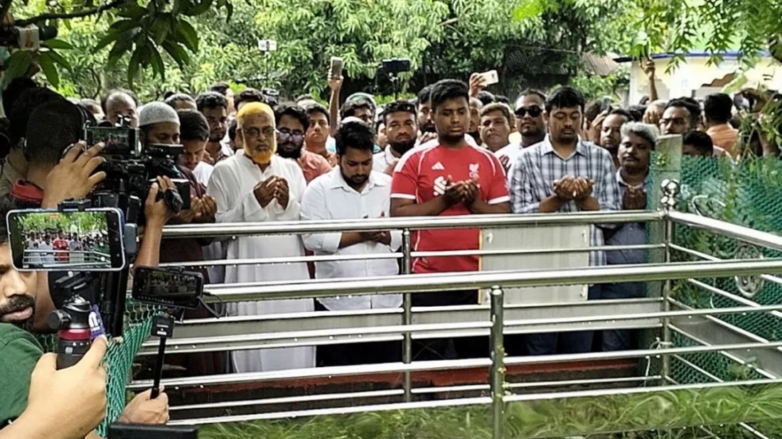 আবরার ফাহাদের কবর জিয়ারত করলেন এনসিপির শীর্ষ নেতারা