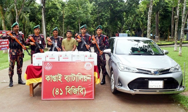 কাপ্তাইয়ে বিদেশি সিগারেটসহ যুবক আটক, গাড়িও জব্দ