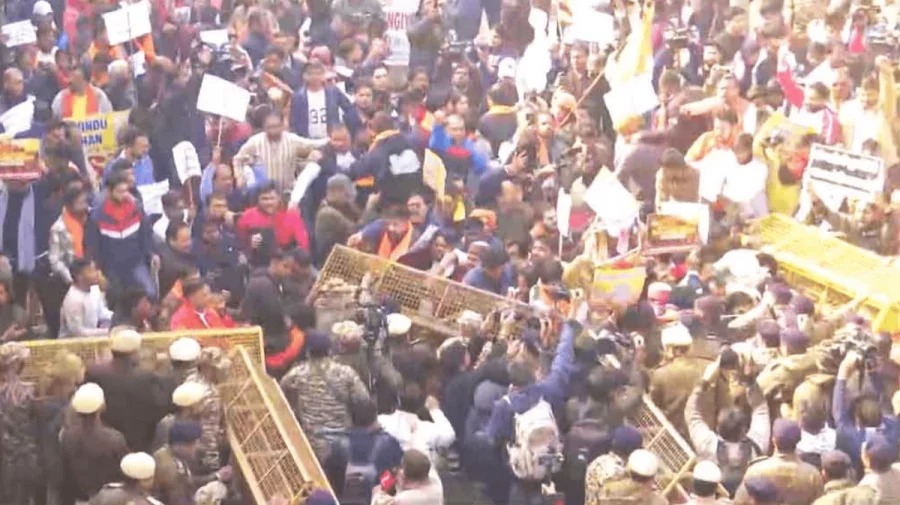 দিল্লিতে বাংলাদেশ হাইকমিশনের সামনে ব্যাপক বিক্ষোভ, ব্যারিকেড ভেঙে ভেতরে ঢোকার চেষ্টা