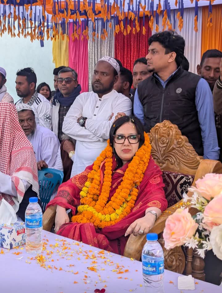 আমি খালি হাতে এসেছি আমার হাতটা ভরে দেবেন : উঠান বৈঠকে  রুমিন ফারহানা