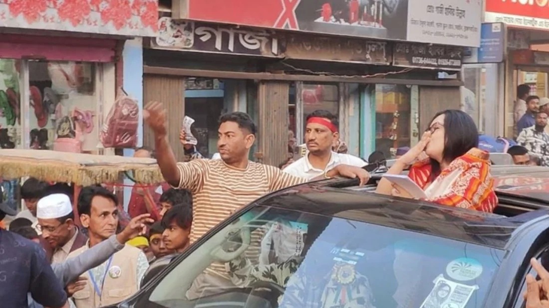 ভোটারদের উদ্দেশে ‘ফ্লাইং কিস’ রুমিন ফারহানার