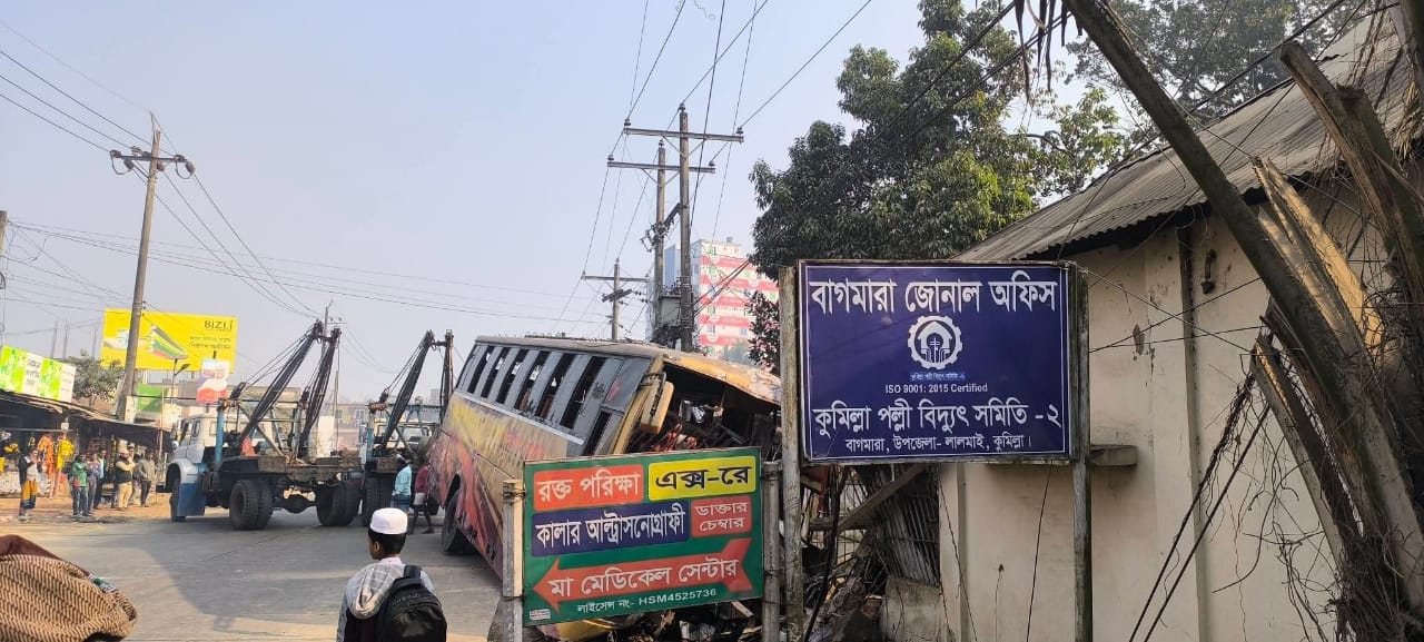 দুর্ঘটনার কবলে আন্তঃজেলা যাত্রীবাহী বাস!