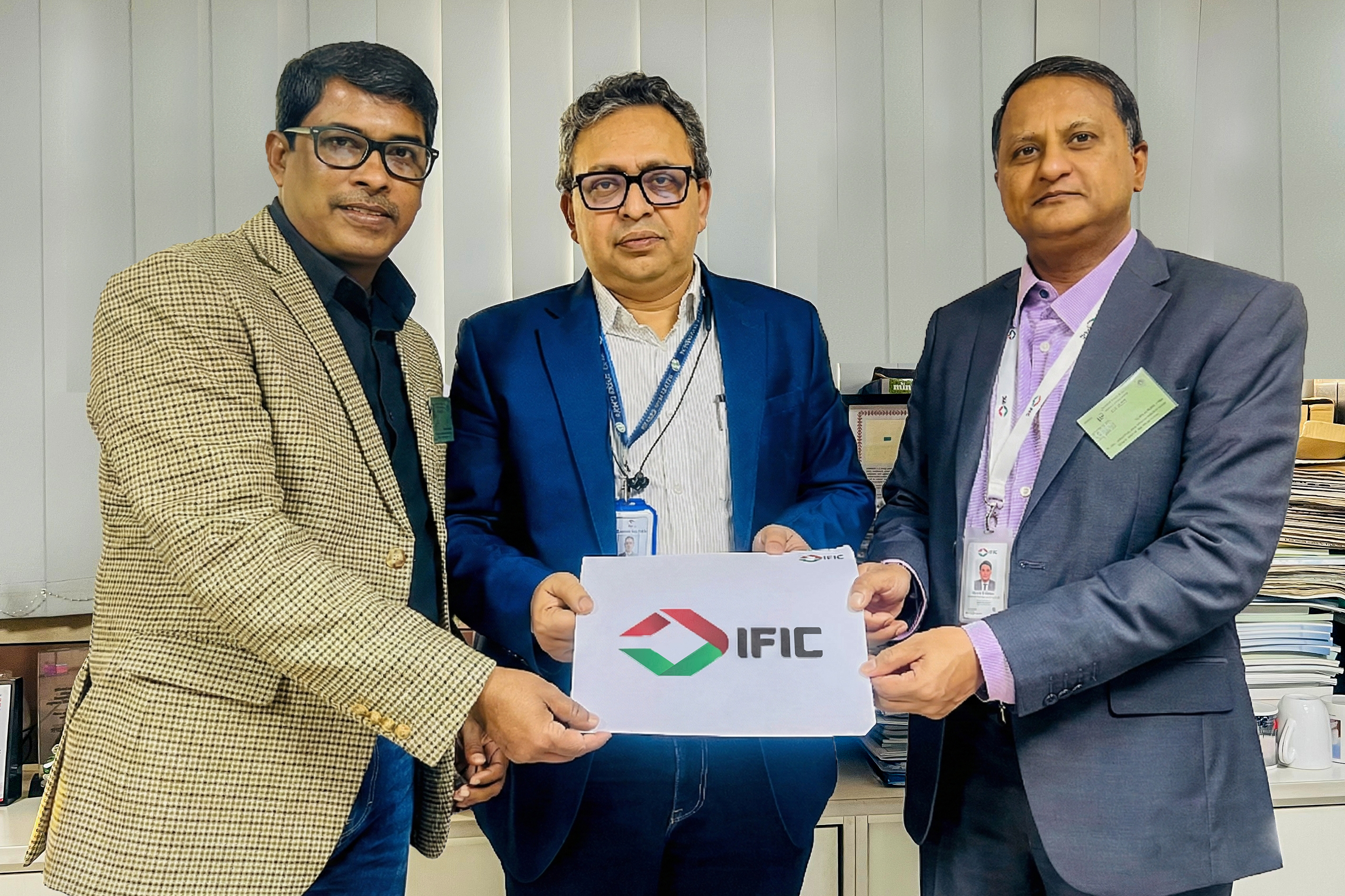 বাংলাদেশ ব্যাংকে স্টার্টআপ ফান্ডের চেক হস্তান্তর করলো আইএফআইসি ব্যাংক